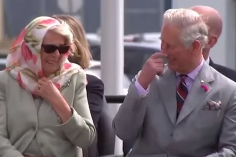 Princ Čarls i Kamila prasnuli u smeh usred ozbiljnog događaja: Nisu mogli da se suzdrže! (VIDEO)