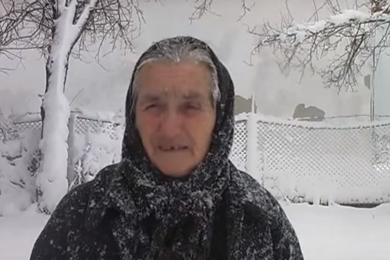 Novinarka pitala baku da li selu trebaju 3 crkve: Starica je brutalno isprozivala! (VIDEO)