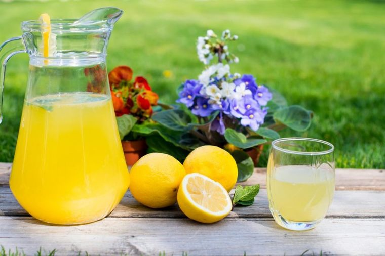 Od 3 voćke dobijete litre i litre limunade: Provereni recept za sirup od limuna!