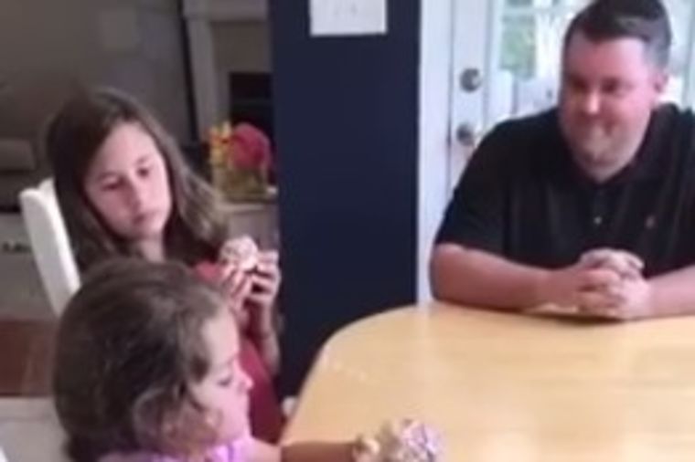 Očajnički želeo sina posle 4 ćerke: Njegova reakcija na pol 5. bebe razbesnela mnoge! (VIDEO)