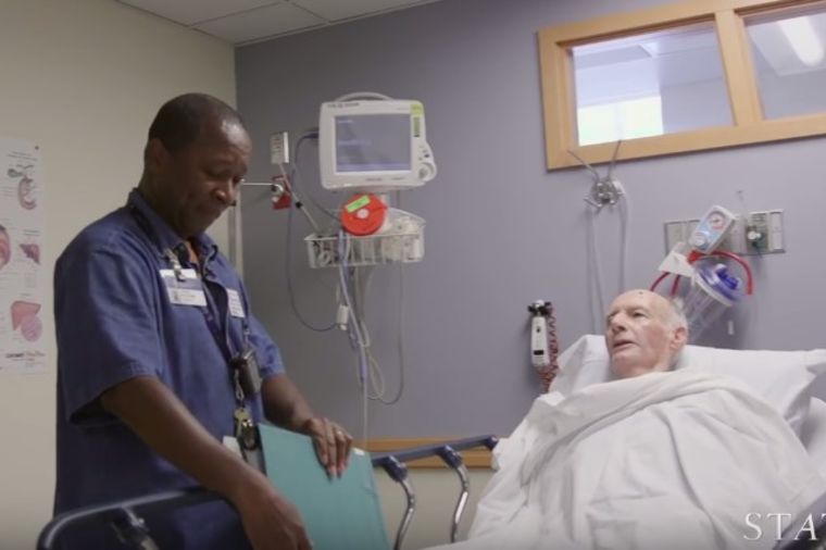 Posao mu da vodi pacijente do sobe: Snimak kamere otkrio šta im stvarno radi! (VIDEO)