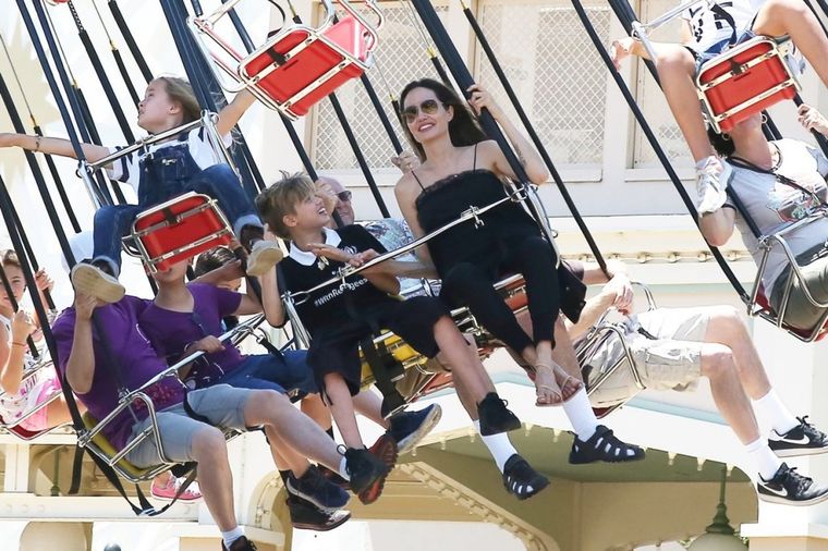 Glasine o njenom izgledu nisu tačne: Glumica uživa sa svojom decom u zabavnom parku (FOTO)
