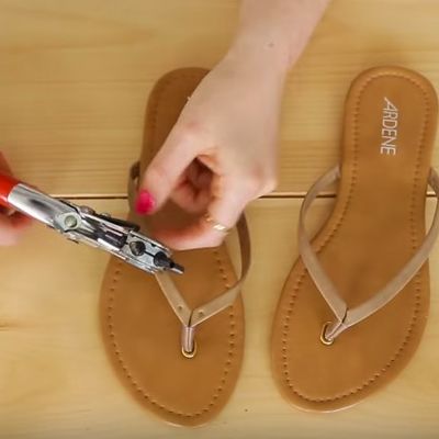 Probušila rupe na običnim japankama: Za 5 minuta napravila fantastične sandale! (VIDEO)