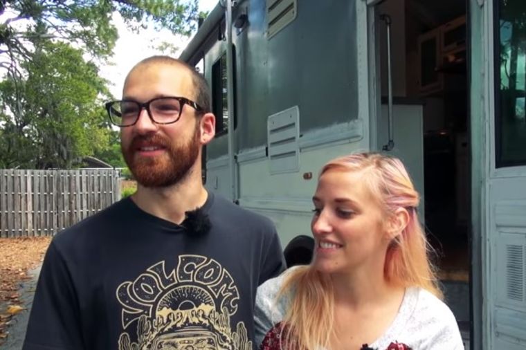 Luksuzna kuća na točkovima: U starom autobusu napravili udobni dom sa 6 prostorija! (VIDEO)
