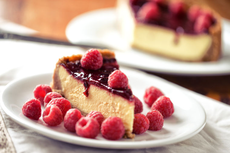 Ledena torta sa malinama: Ukusan i brzi slatkiš bez pečenja! (RECEPT)