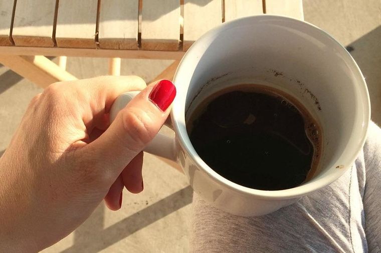 Reguliše dijabetes, smanjuje stres: Stavite ovo u kafu i ona će postati veoma lekovita!
