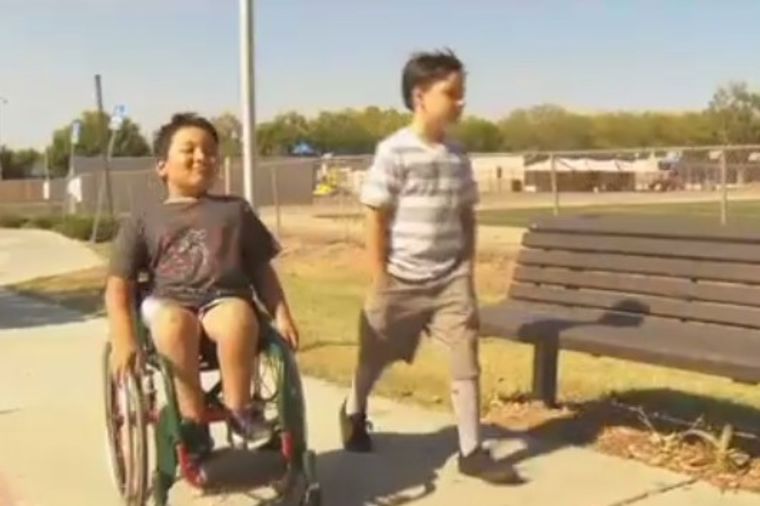 Deca izbegavala dečaka u kolicima: O postupku njegovog jedinog druga bruji ceo internet! (VIDEO)