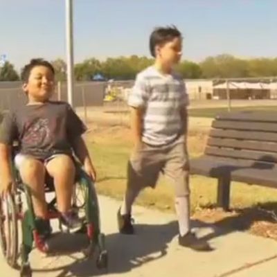 Deca izbegavala dečaka u kolicima: O postupku njegovog jedinog druga bruji ceo internet! (VIDEO)
