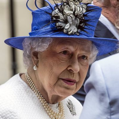 Jedna stvar bez koje kraljevska porodica nigde ne ide: Morbidno pravilo uvela kraljica Elizabeta!