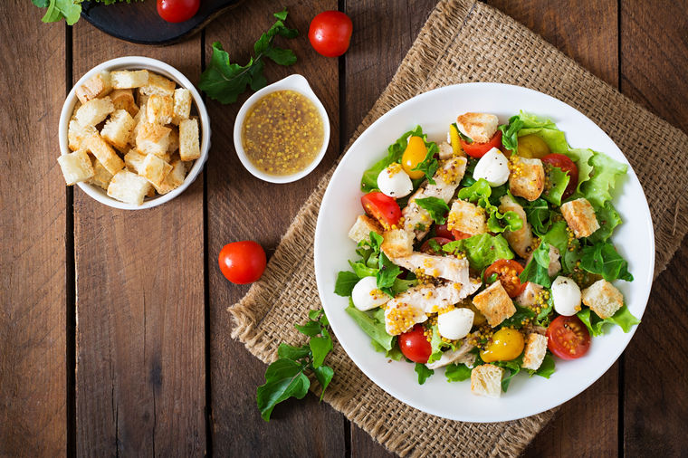 Najbolja cezar salata: Lagani letnji obrok koji će vas zasititi! (FOTO)