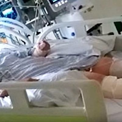 Doktori isključili devojku sa aparata: Njena majka odmah primetila nešto ispod pokrivača! (VIDEO)