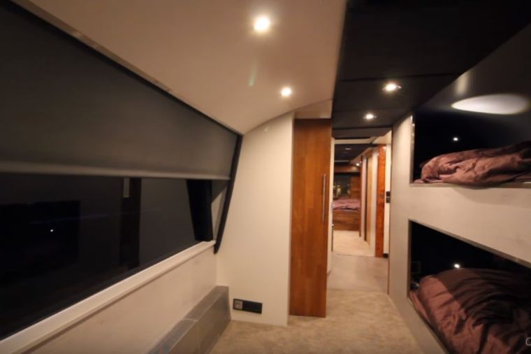 Autobus star 20 godina pretvorio u luksuzan dom za četvoro: Sada mu se ceo svet divi! (VIDEO)