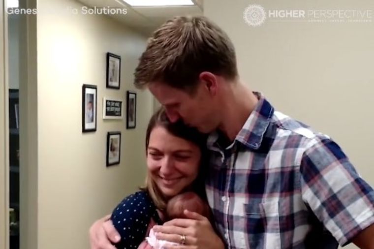 Prvi put ugledali svoju usvojenu bebu: Ovaj trenutak nikoga ne ostavlja ravnodušnim! (VIDEO)