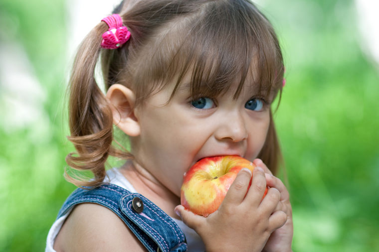 Hirurg sa Kliničkog joj otkrio tajnu: Ovako sam ubedila ćerku (2) da jede voće, sad sama traži još!