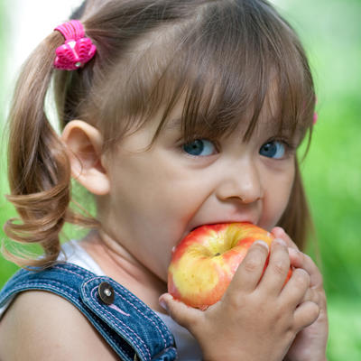 Hirurg sa Kliničkog joj otkrio tajnu: Ovako sam ubedila ćerku (2) da jede voće, sad sama traži još!