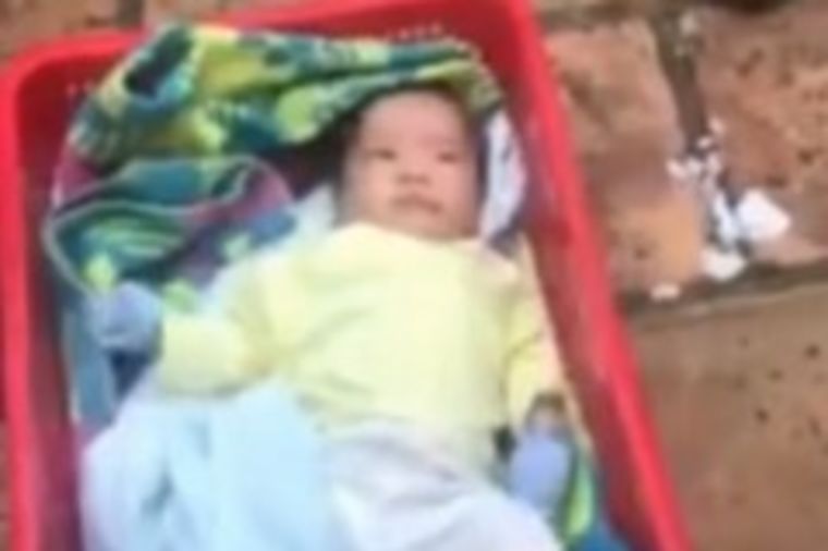 Majka napustila bebu i njegovog brata: O postupku dečaka bruji ceo svet! (VIDEO)