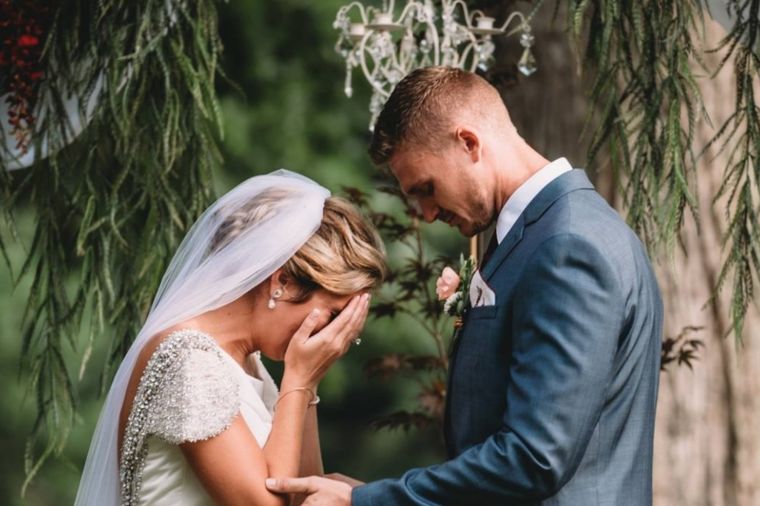 Imala je savršenu svadbu: Mlada zaplakala kada je čula ko će je venčati! (FOTO)