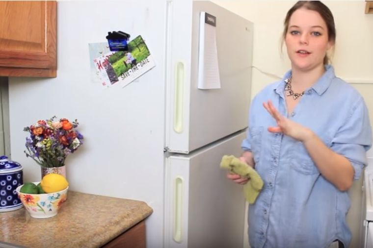 Kako da potpuno transformišete stari frižider: Trik sa tapetama koji svako može da uradi! (VIDEO)