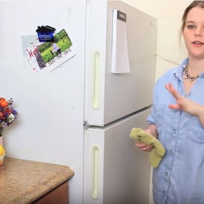 Kako da potpuno transformišete stari frižider: Trik sa tapetama koji svako može da uradi! (VIDEO)