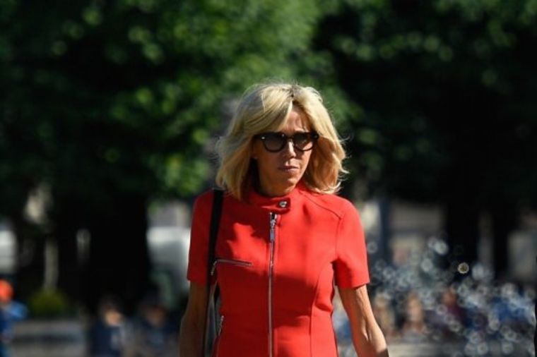 Vatreni minić Bridžit Makron (64): Ceo svet priča o modnom izboru prve dame Francuske! (FOTO)