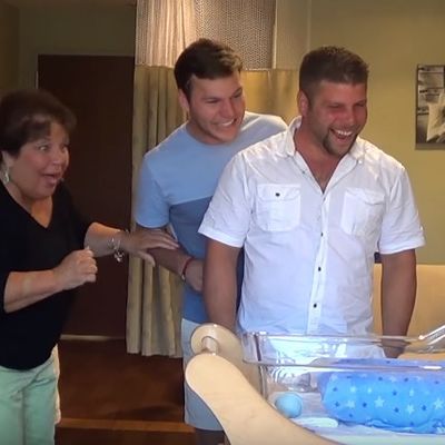 Porodica došla da obiđe mamu i bebu u porodilištu: Ovakvo iznenađenje nisu ni sanjali! (VIDEO)