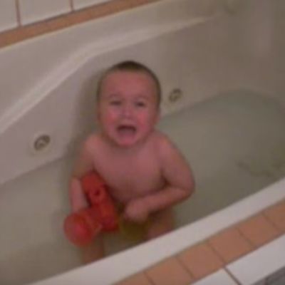 Beba počela da vrišti u kupatilu: Tati nije bilo dobro kada je ušao unutra! (VIDEO)