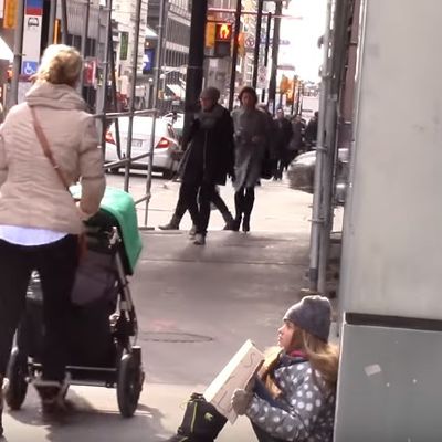 Mala beskućnica sedela na ulici i molila za pomoć: Zgroziće vas reakcije prolaznika! (VIDEO)