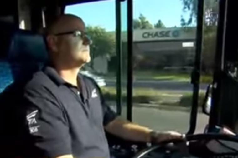 Vozač autobusa ugledao uplakano dete pored starijeg muškarca: U sekundi shvatio jezivu istinu! (VIDEO)