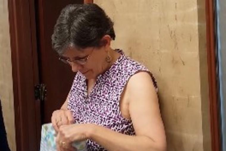 Donela majci rođendanski poklon: Počela da plače kada je videla iznenađenje! (VIDEO)