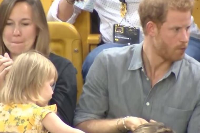 Devojčica je uporno krala kokice od princa Harija: O njegovoj reakciji bruji ceo svet! (VIDEO)
