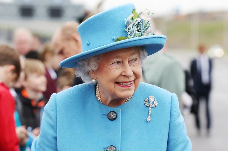 10 stvari koje sme samo kraljica Elizabeta: Niko ne može da je tuži, može svakom da oduzme dete!