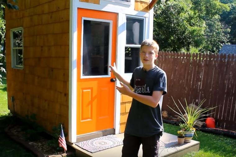 Dečak napravio kuću za manje od 1.300 evra: Oduševiće vas njena unutrašnjost! (VIDEO)