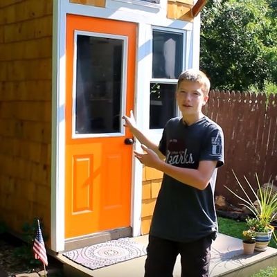 Dečak napravio kuću za manje od 1.300 evra: Oduševiće vas njena unutrašnjost! (VIDEO)