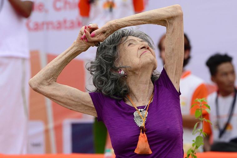 Uskoro puni 100 godina: Od osme godine vežba jogu, a ovo je njen životni moto! (FOTO)