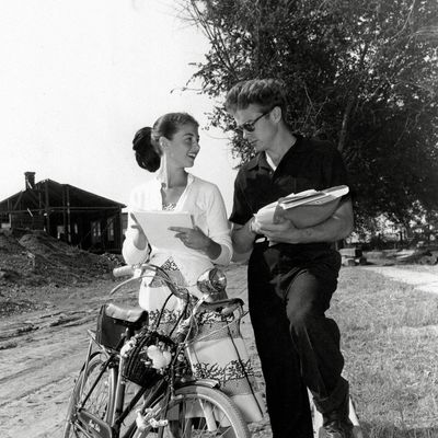 Džejms Din nije mogao da veruje da se njegova draga udaje: Seo je na motor i krenuo ka crkvi... (FOTO)