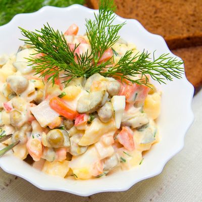 Ruska salata bez majoneza i šunke: Najzdraviji prilog za svečani ručak! (RECEPT)
