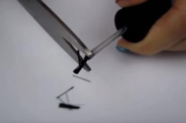Uzela makaze i isekla četkicu laka za nokte: Rezultat je oduševio! (VIDEO)