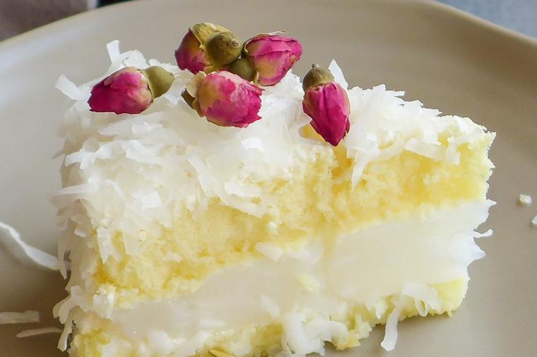 Puding tortica, desert koji ne može da razočara: Najbrži recept za slagani kolač!