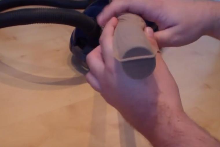 Navukao čarapu na usisivač: Genijalna caka koju ćete od sada uvek koristiti! (VIDEO)
