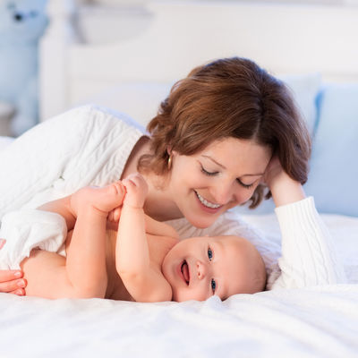 Treba li spavati sa bebom u istom krevetu: Stručnjaci tvrde da osećaj blizine pozitivno utiče na psihički razvoj deteta
