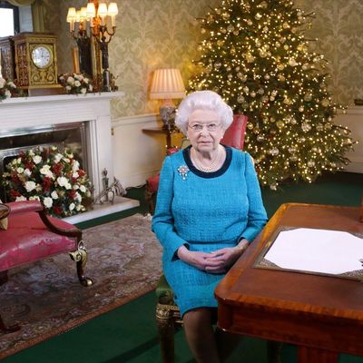 Božić kod kraljice: Nazdravlja s poslugom, svake godine imaju isti jelovnik i gomilu slatkiša! (FOTO)