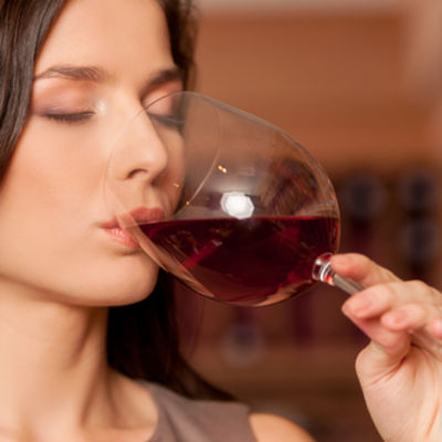 Naučno dokazano: Ispijanje vina čini vas pametnijim, razvija mozak više nego matematičke zagonetke!