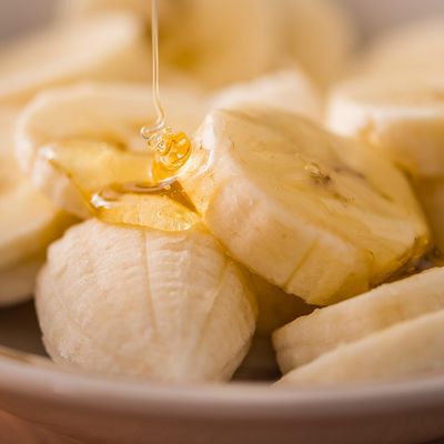 Skuvajte bananu, med i vodu, sačekajte 3 dana: Čudo prirodne medicine! (RECEPT)