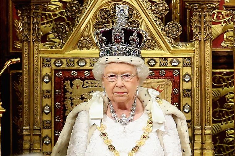 Najveći problemi kraljice Elizabete: Zlatna kočija je neudobna, kruna je užasno teška! (FOTO, VIDEO)
