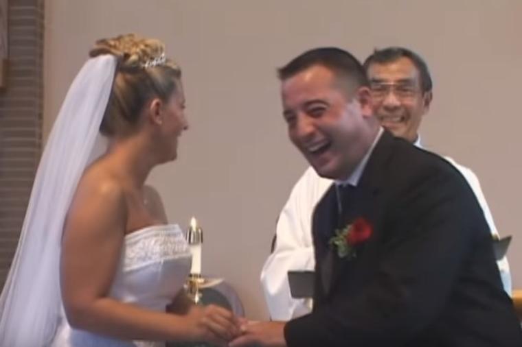 Kada se ovo kumu desilo pred oltarom, svi na venčanju su popadali od smeha! (VIDEO)