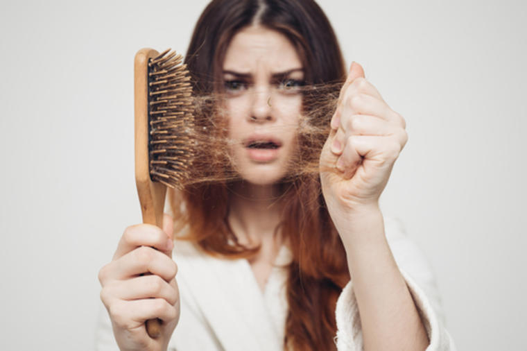 Muči vas opadanje kose: Rešite ovaj problem sa 4 sastojka koja svako ima u kući! (RECEPT)