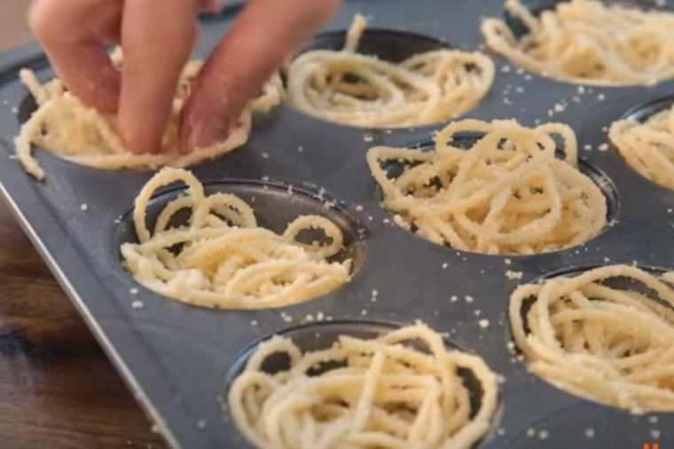 Stavila je špagete u modlu za mafine: Od krajnjeg rezultata momentalno ćete ogladneti! (VIDEO)