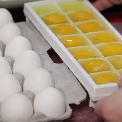 Sirova jaja zamrznuo u posudi za led: Ove neočekivane cake koristićete stalno! (VIDEO)