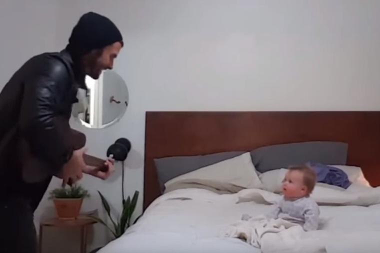 Tata pevao ćerkici serenadu: Za bebinom reakcijom odlepio ceo internet! (VIDEO)