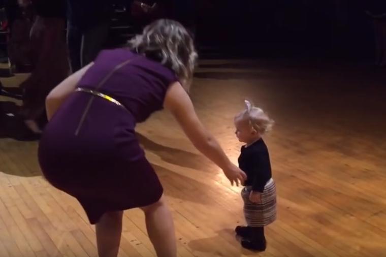 Htela je da skloni devojčicu sa plesnog podijuma: Dete svima priredilo nezaboravan šou! (VIDEO)